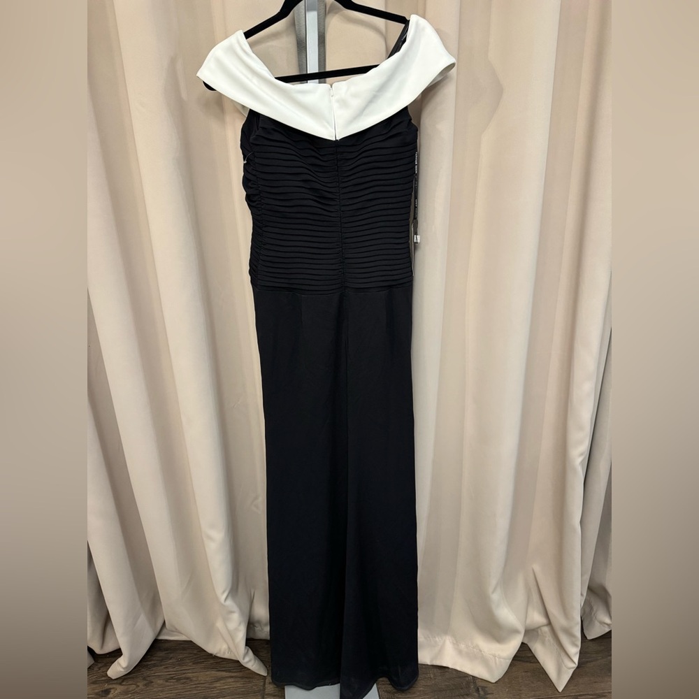 Tadashi Shoji
Bow Detail Colorblock Gown - Picture 8 of 11